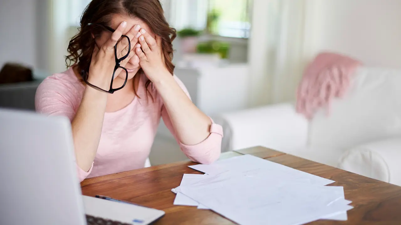 Mulheres tendem a ser menos ambiciosas no trabalho ao dormir mal