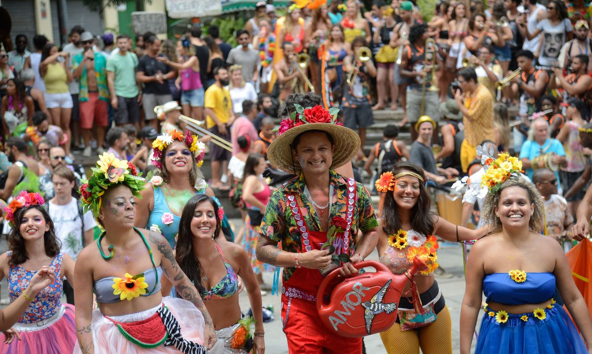 Carnaval deve movimentar R$ 6 bi e gerar 20 mil empregos, estima CNC