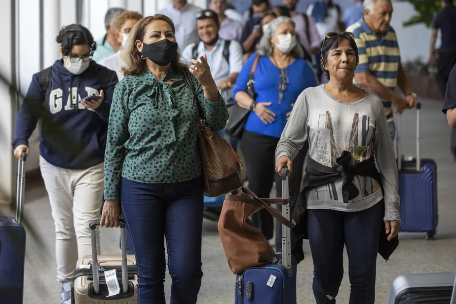 Anvisa decide que uso de máscaras em aviões e aeroportos não é mais obrigatório