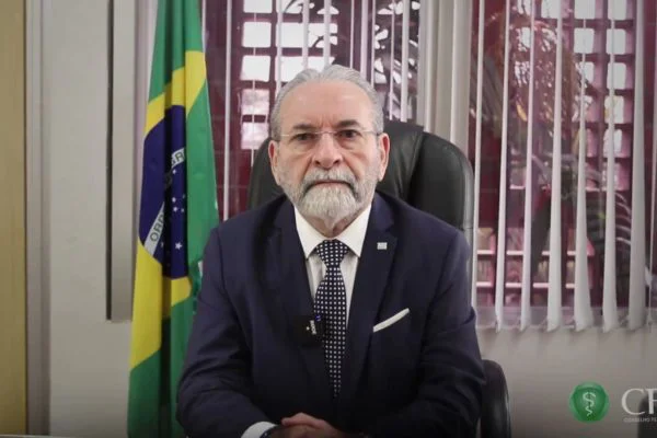 Entre jetons e diárias, presidente do CFM recebe R$ 45,1 mil mensais