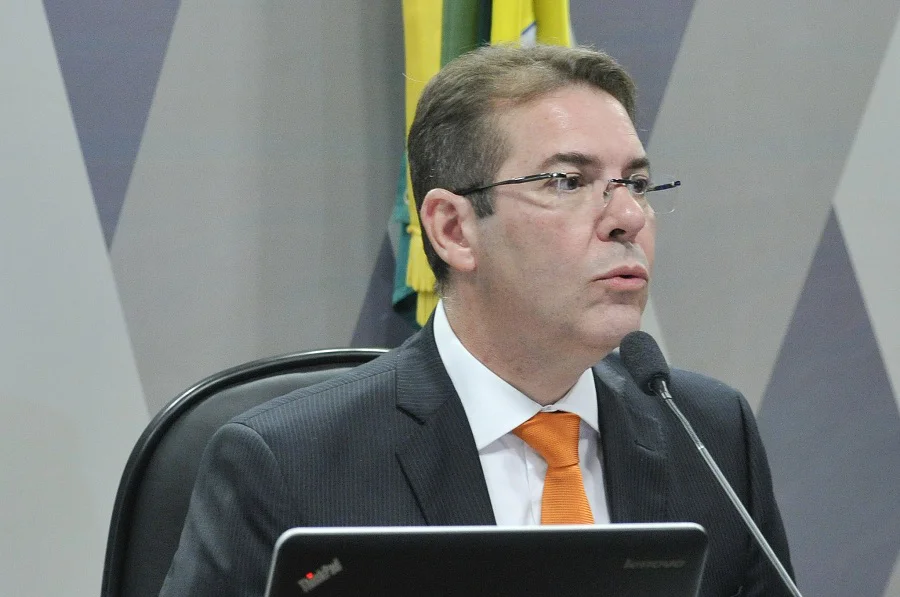 Ministro do STJ absolve de ofício reitor de universidade onde dá aula e depois recua